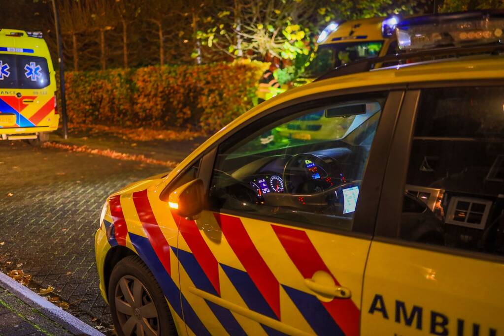 Traumahelikopter landt voor gewond persoon