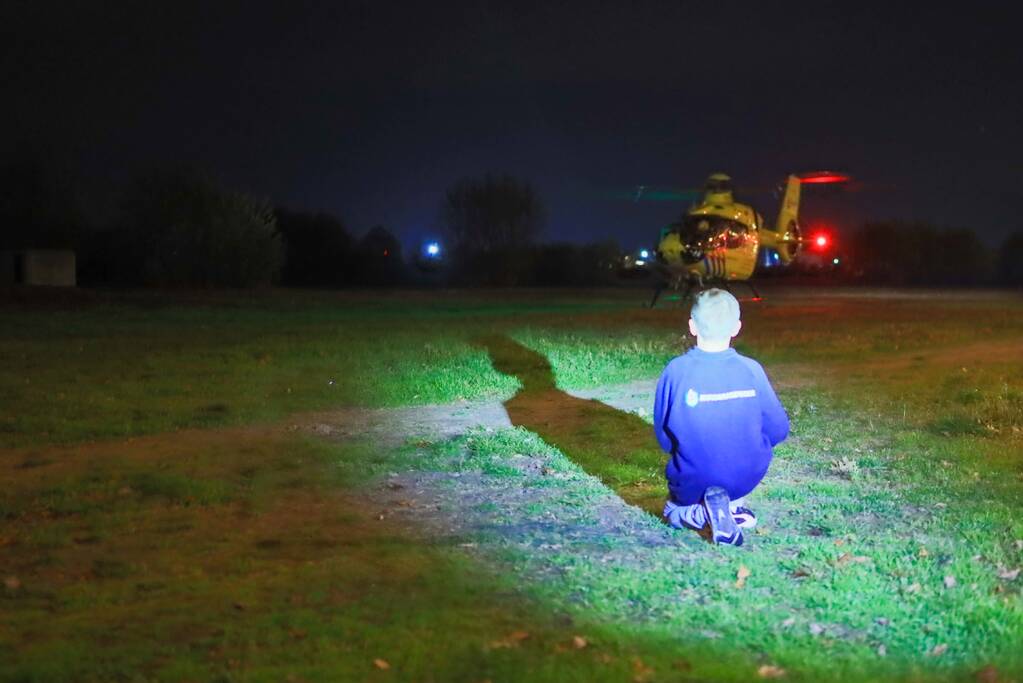 Traumahelikopter landt voor gewond persoon
