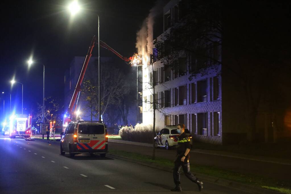 Grote uitslaande brand in appartementencomplex