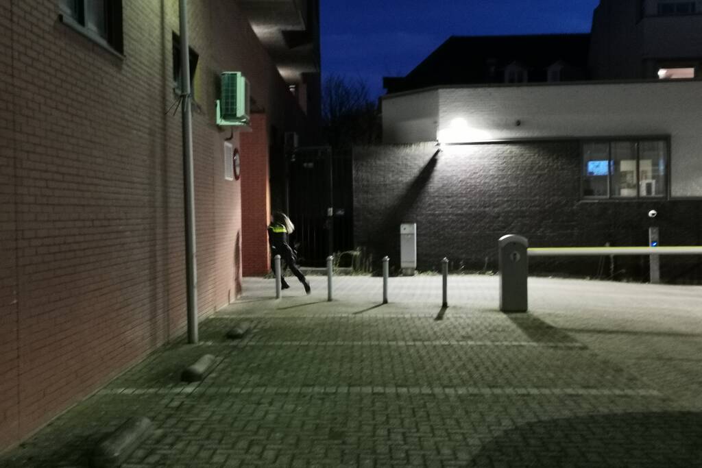 Man klimt dak van politiebureau op