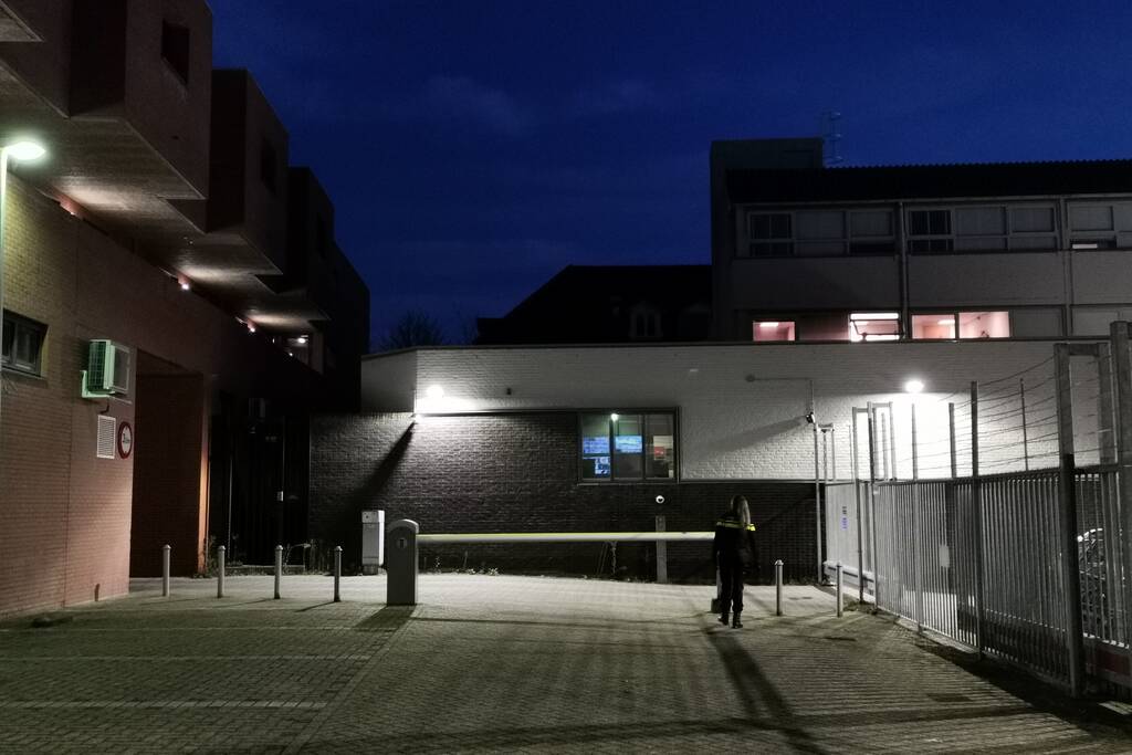 Man klimt dak van politiebureau op