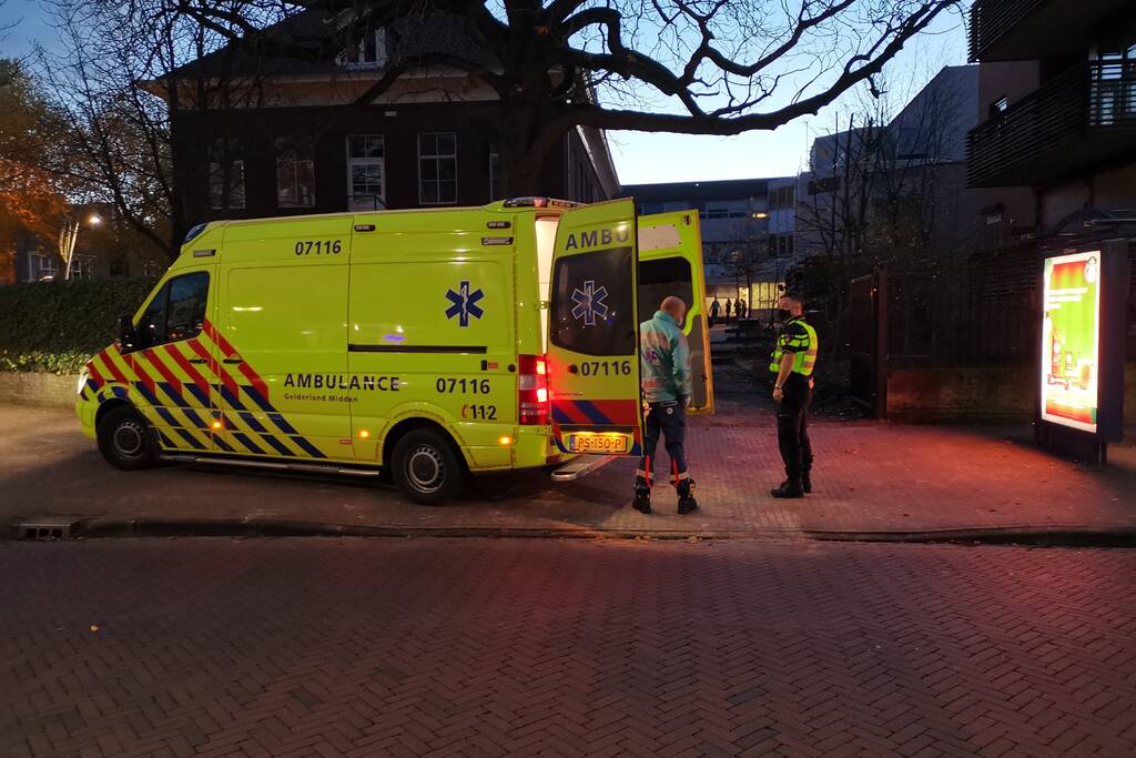 Man klimt dak van politiebureau op