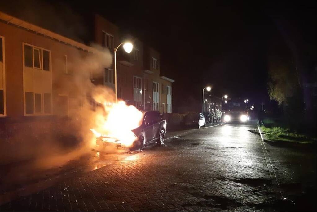 Hybride auto in brand gestoken in Vathorst