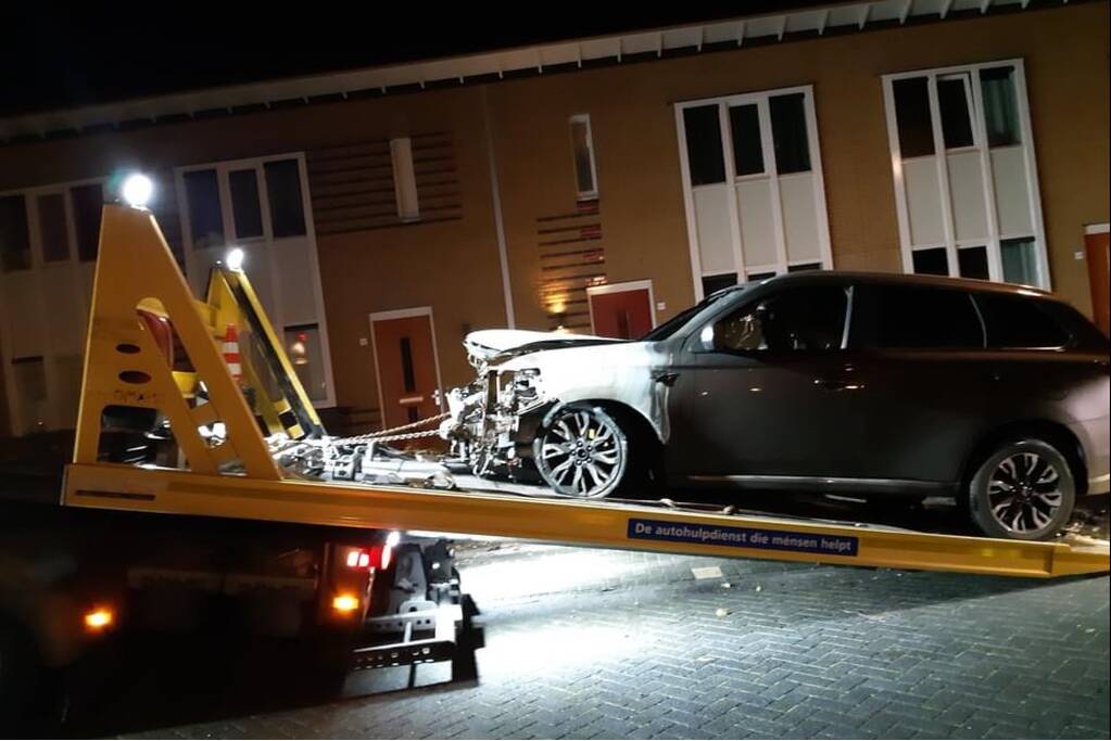 Hybride auto in brand gestoken in Vathorst