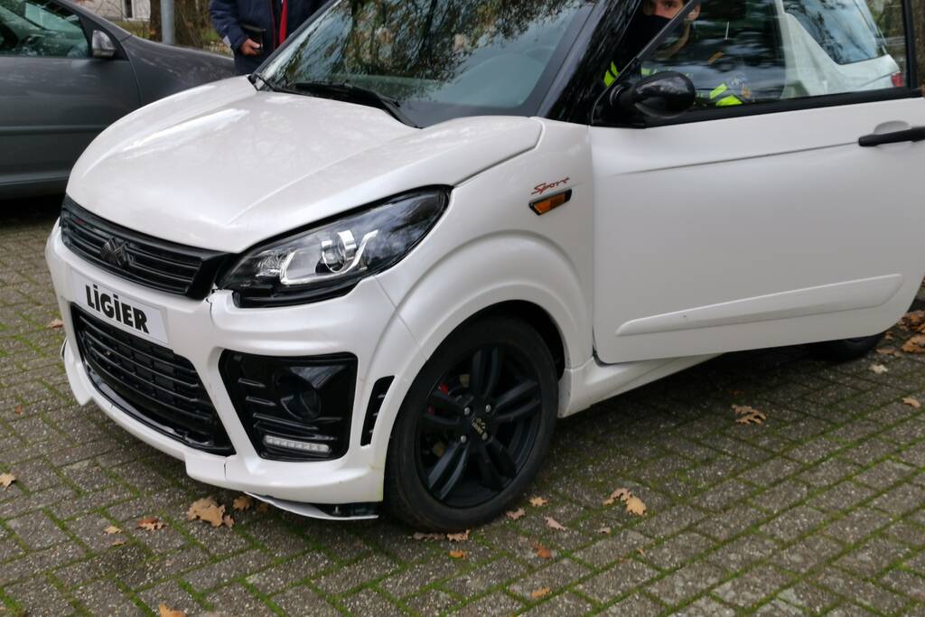 Brommobiel vliegt door het struikgewas