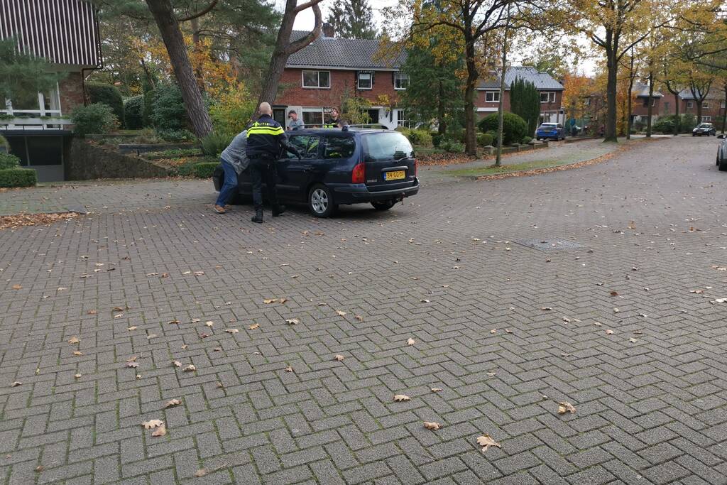 Automobilist verliest macht over het stuur en rijdt tegen gevel