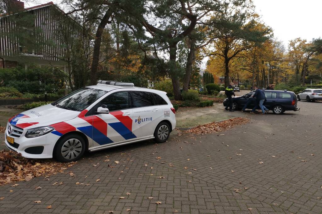 Automobilist verliest macht over het stuur en rijdt tegen gevel