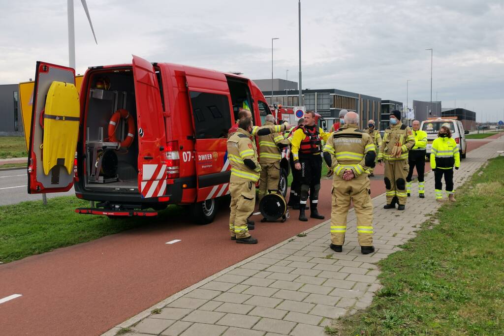 Brandweer redt zwaan met gebroken vleugel