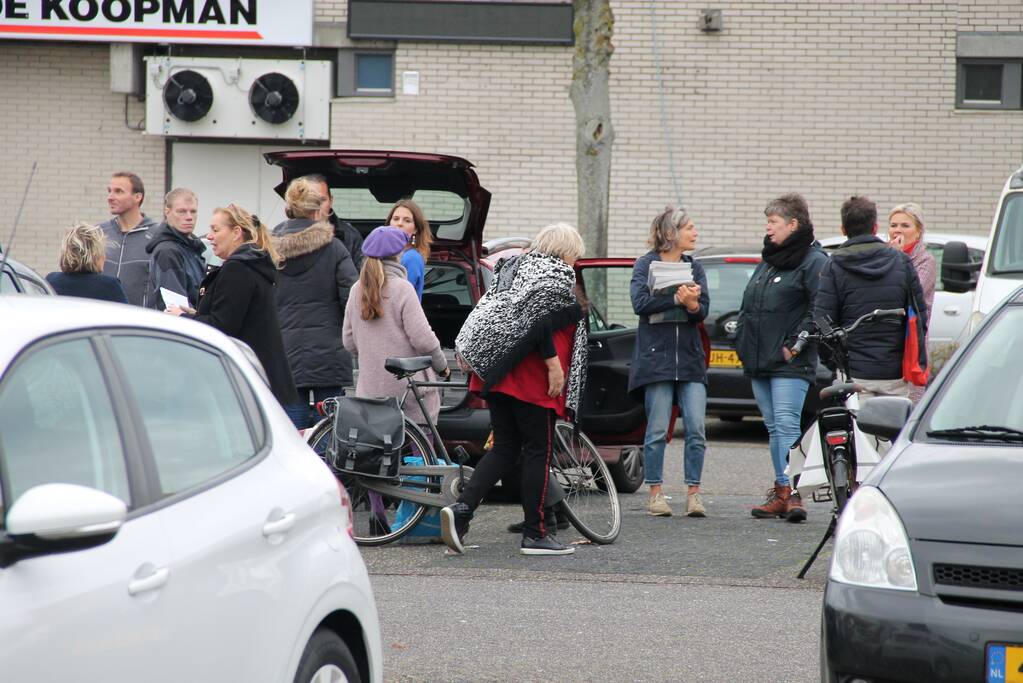Viruswaarheid Amersfoort verspreidt kranten op parkeerplaats