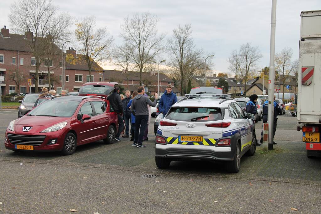 Viruswaarheid Amersfoort verspreidt kranten op parkeerplaats