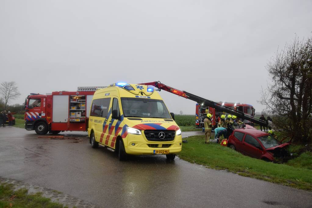 Twee voertuigen belanden in sloot na botsing