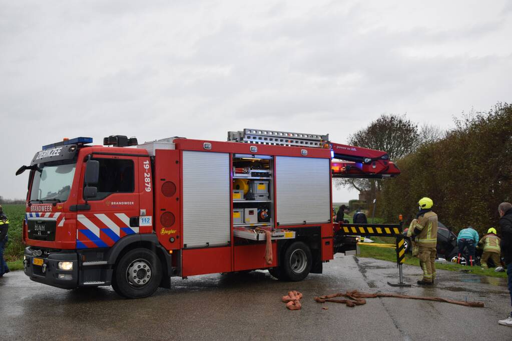 Twee voertuigen belanden in sloot na botsing
