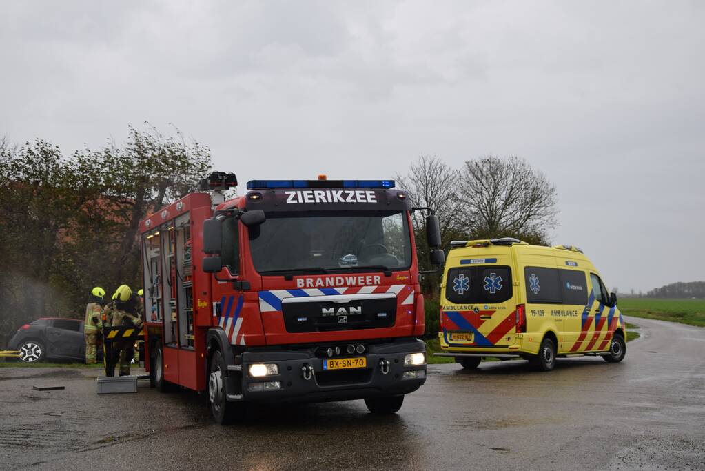 Twee voertuigen belanden in sloot na botsing