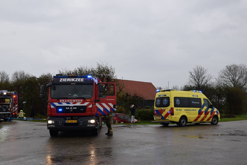Twee voertuigen belanden in sloot na botsing