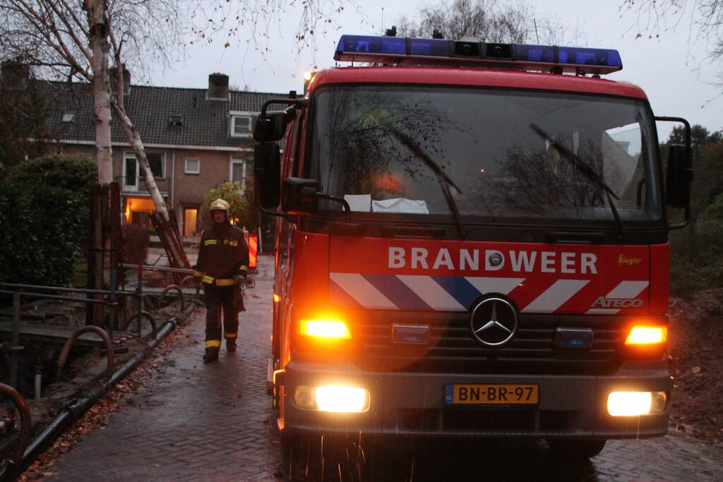 Bomen dreigen tegen woningen te vallen