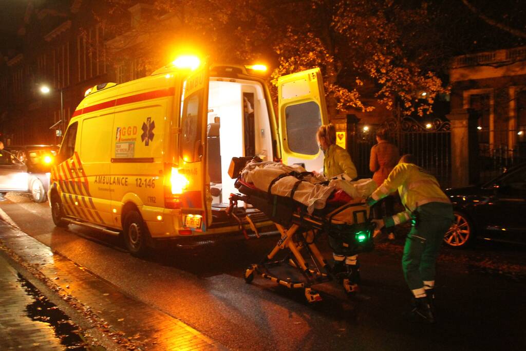 Scooterrijder klapt achterop auto