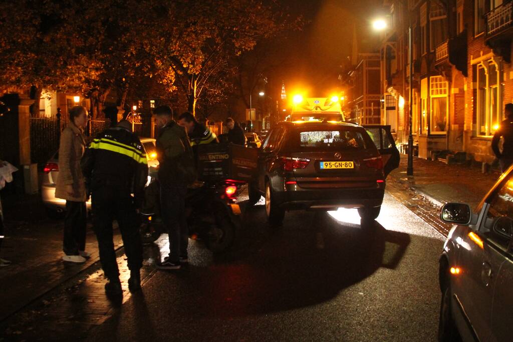 Scooterrijder klapt achterop auto