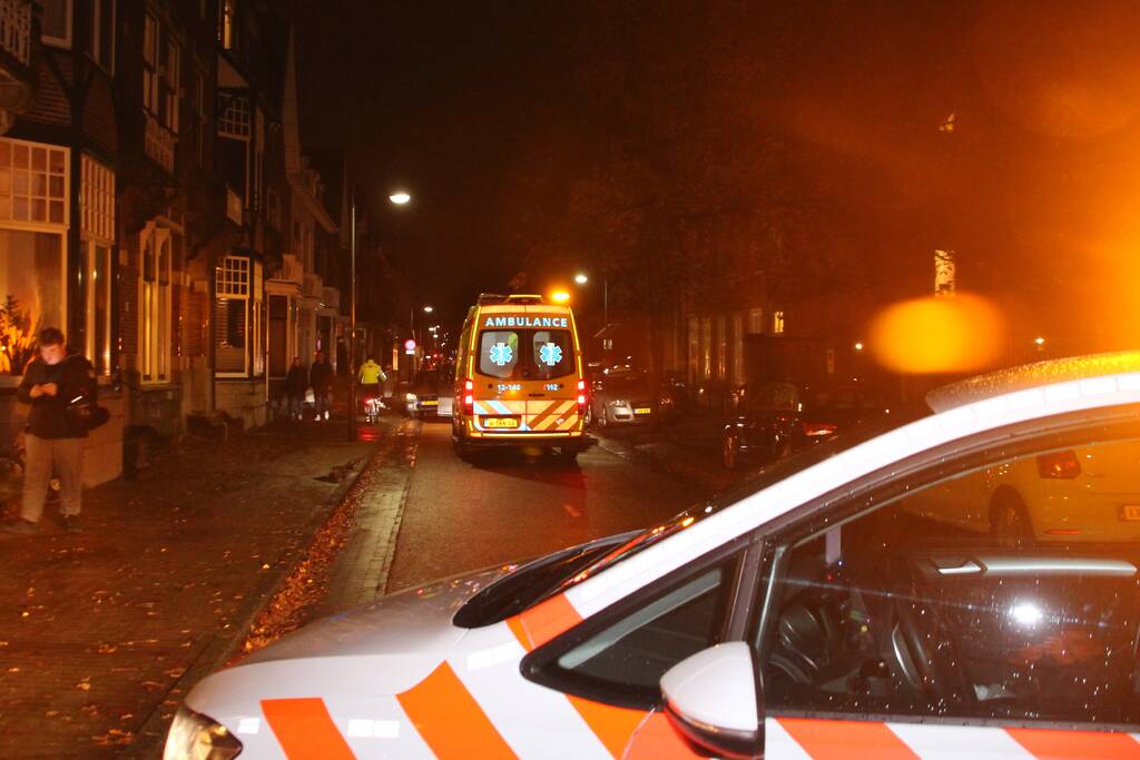 Scooterrijder klapt achterop auto