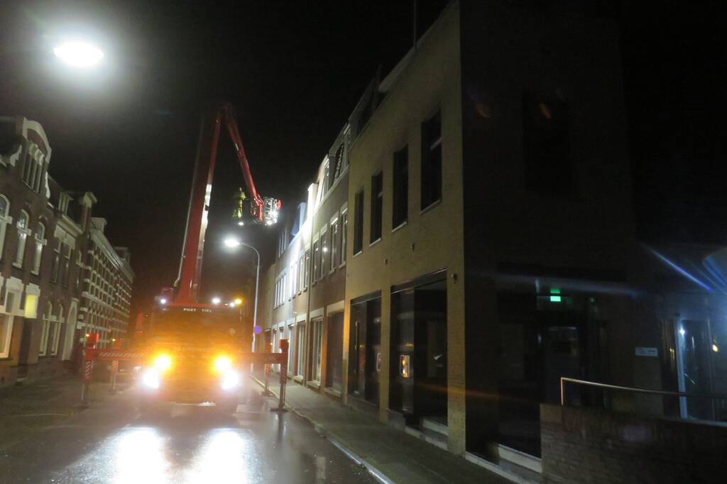 Zonnescherm waait kapot door harde wind