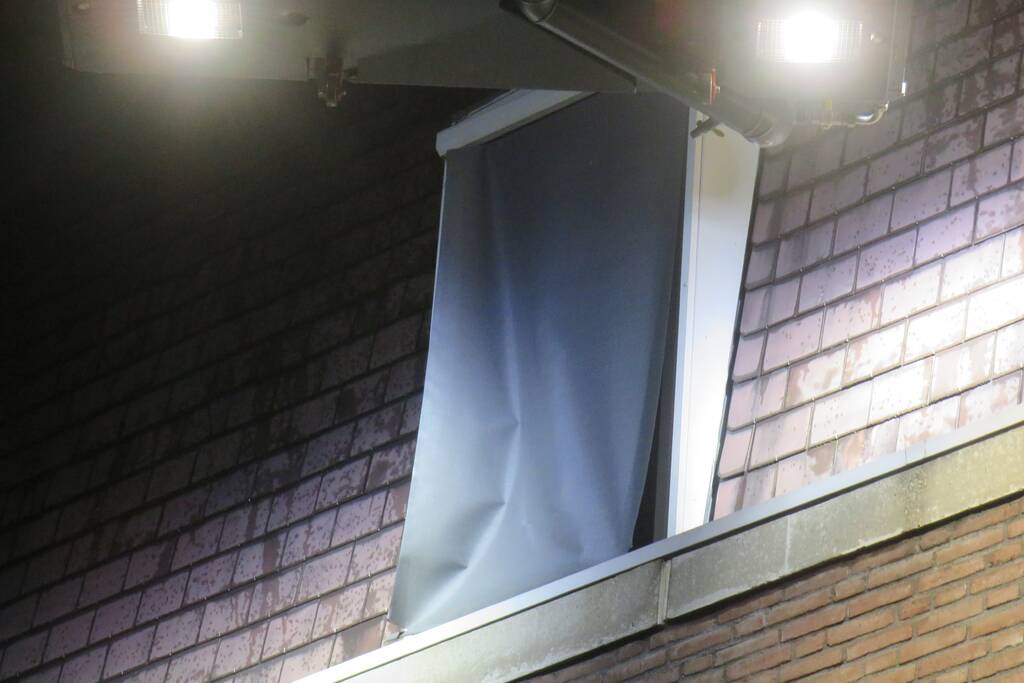 Zonnescherm waait kapot door harde wind