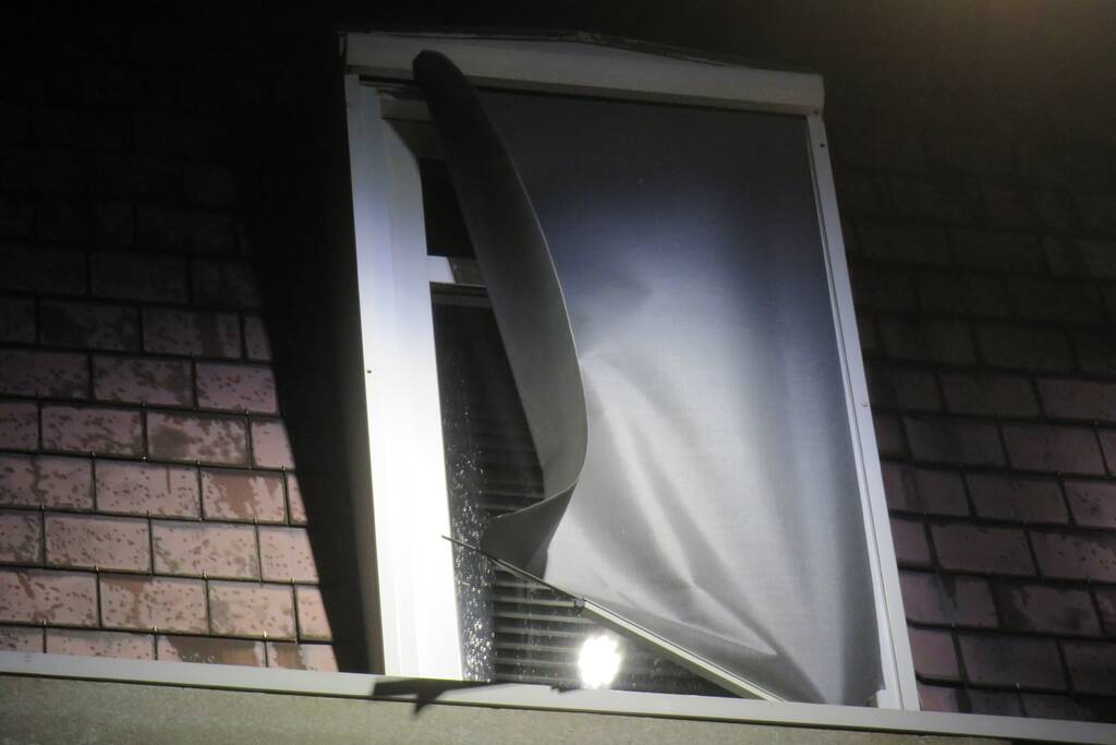 Zonnescherm waait kapot door harde wind