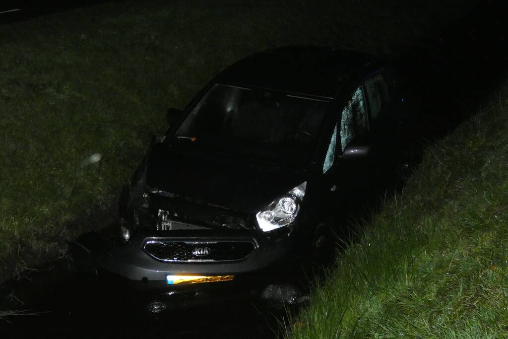 Auto belandt in sloot