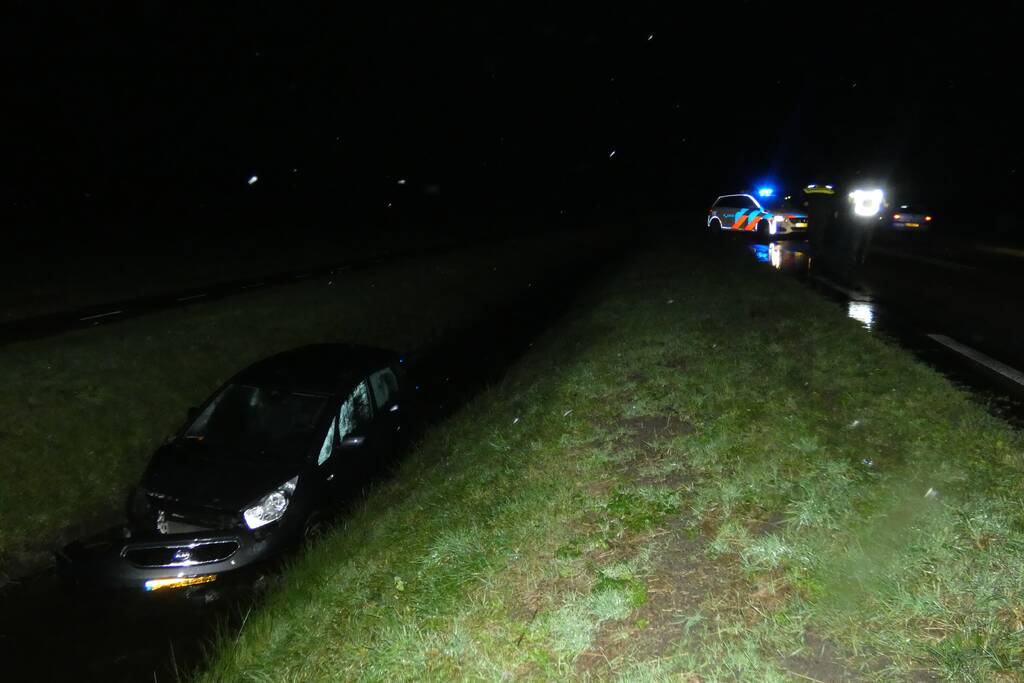 Auto belandt in sloot