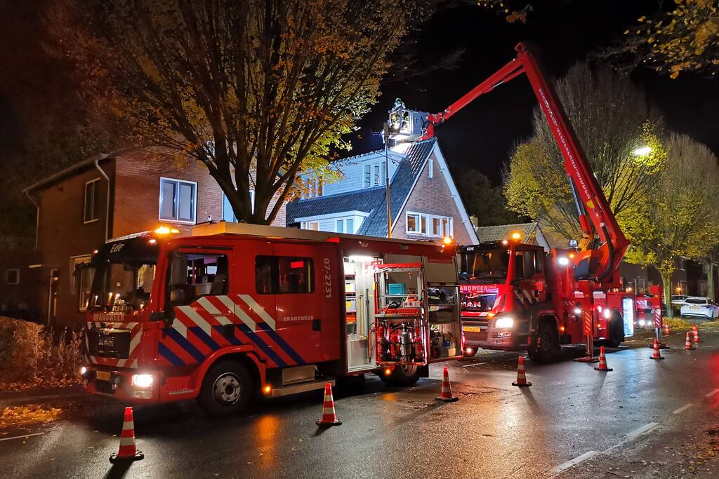 Brandweer veegt brandende schoorsteen