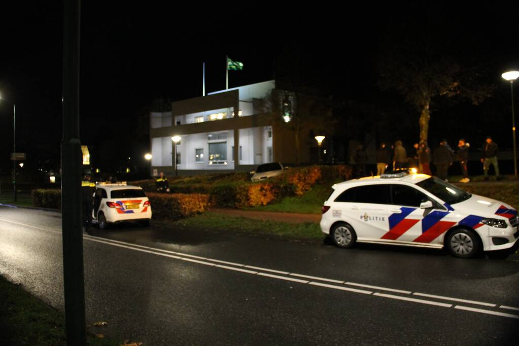 Automobilist verliest macht over het stuur en belandt in struiken