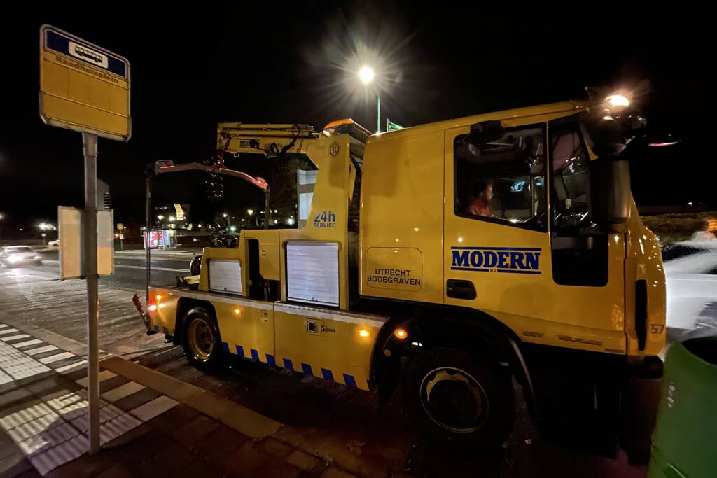Automobilist verliest macht over het stuur en belandt in struiken