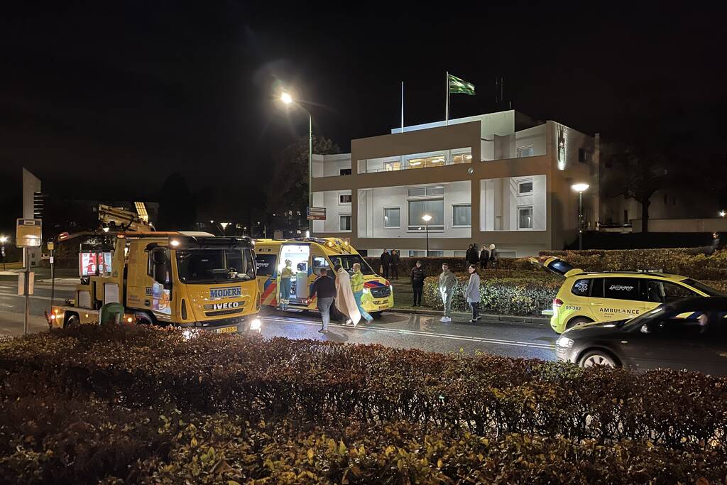 Automobilist verliest macht over het stuur en belandt in struiken