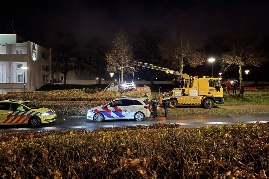 Automobilist verliest macht over het stuur en belandt in struiken