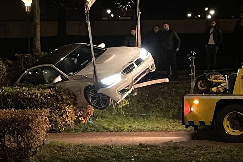 Automobilist verliest macht over het stuur en belandt in struiken
