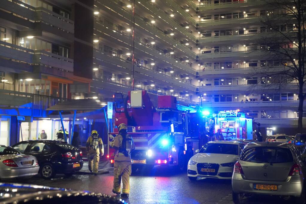 Veel rook bij brand in flatwoning