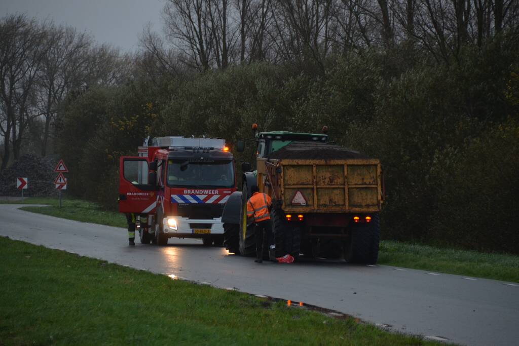 Tractor met lading zand vat vlam