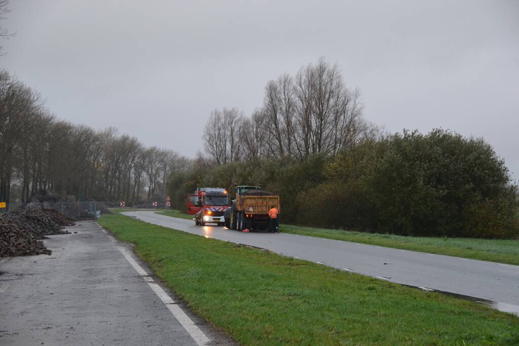 Tractor met lading zand vat vlam