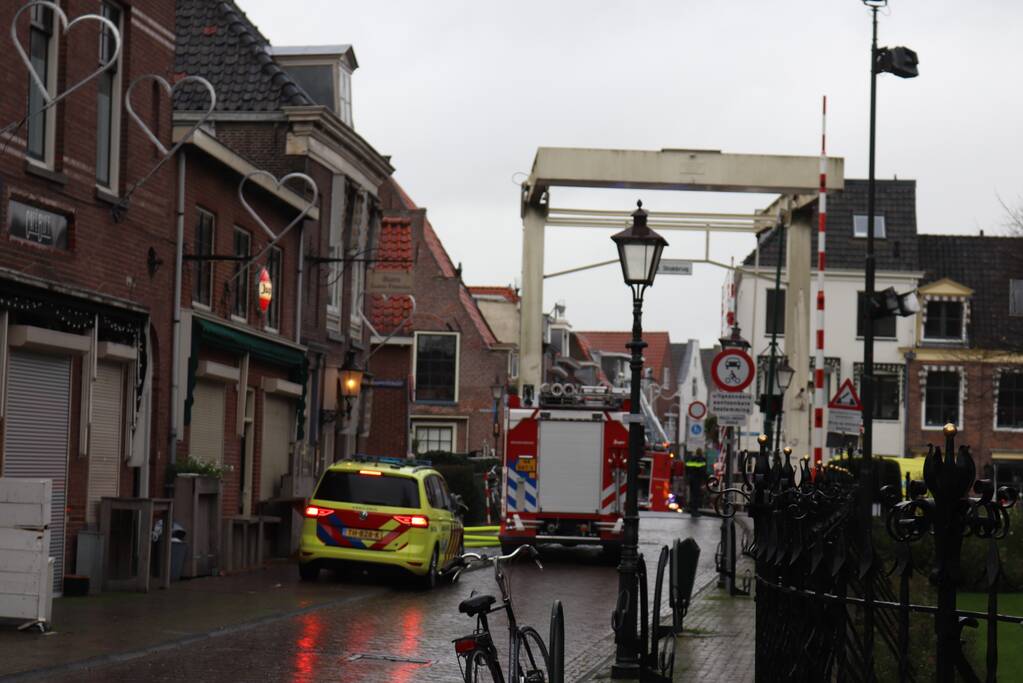 Grote zwarte rookwolken bij shoarmazaak