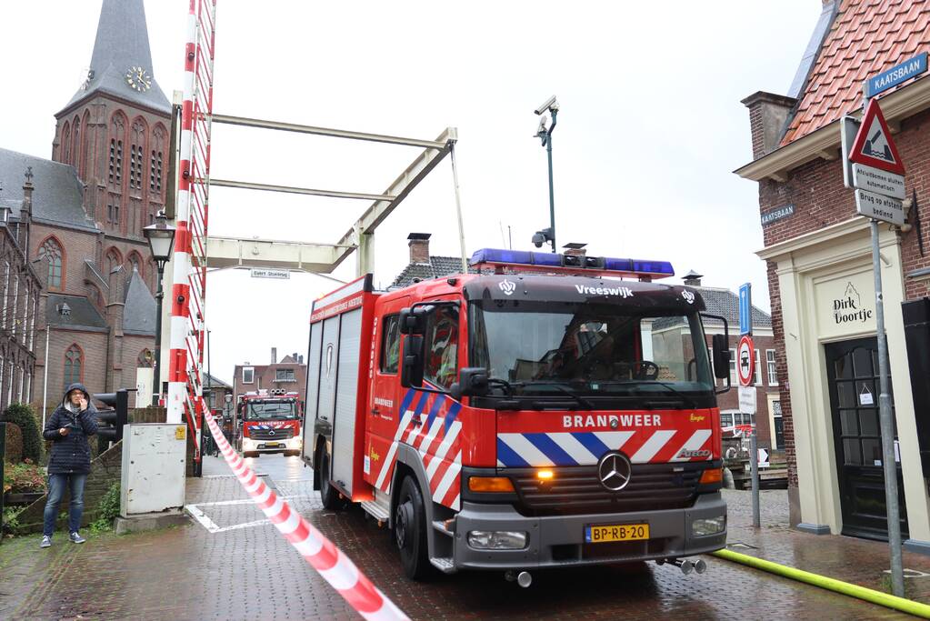 Grote zwarte rookwolken bij shoarmazaak
