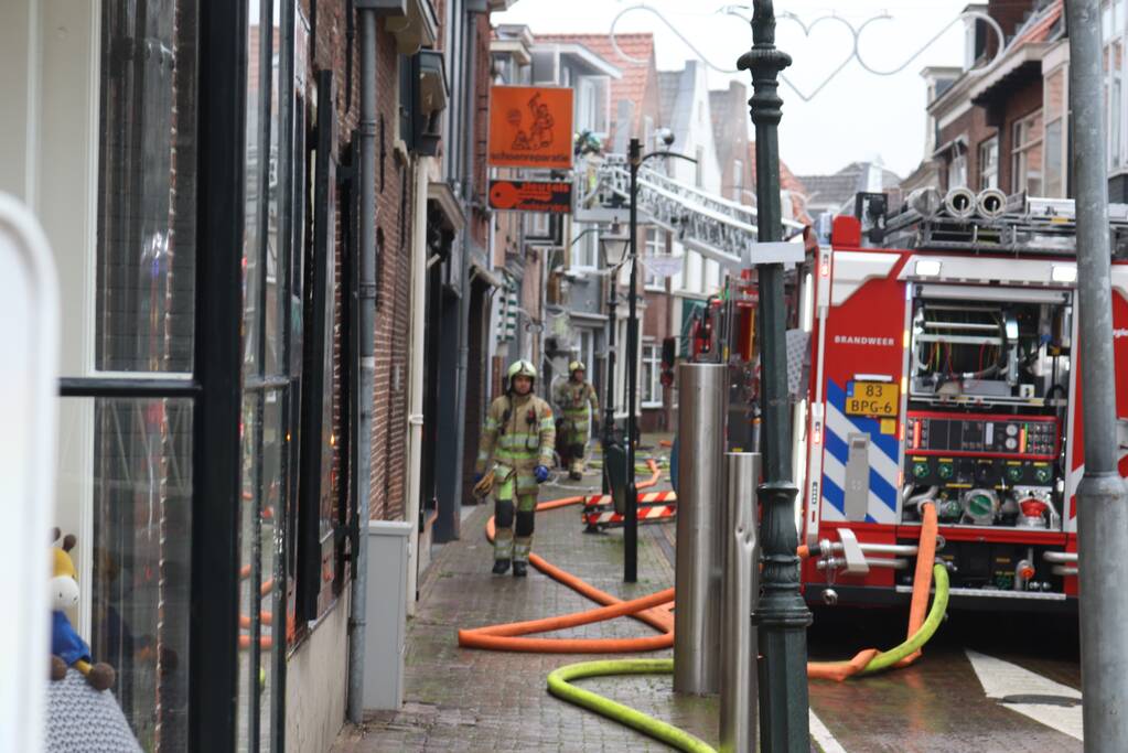 Grote zwarte rookwolken bij shoarmazaak