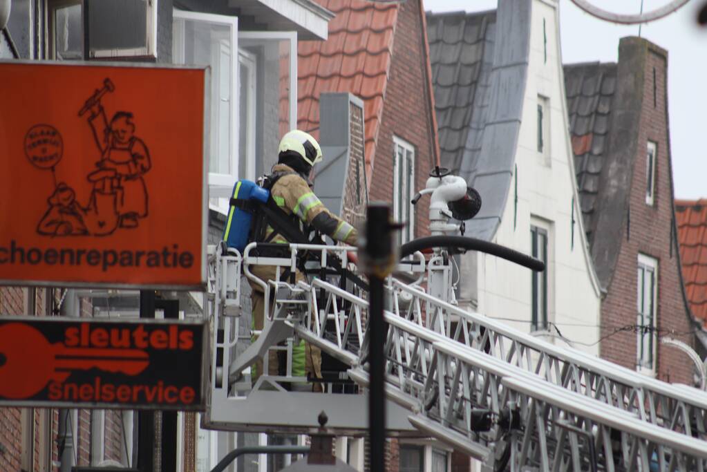 Grote zwarte rookwolken bij shoarmazaak