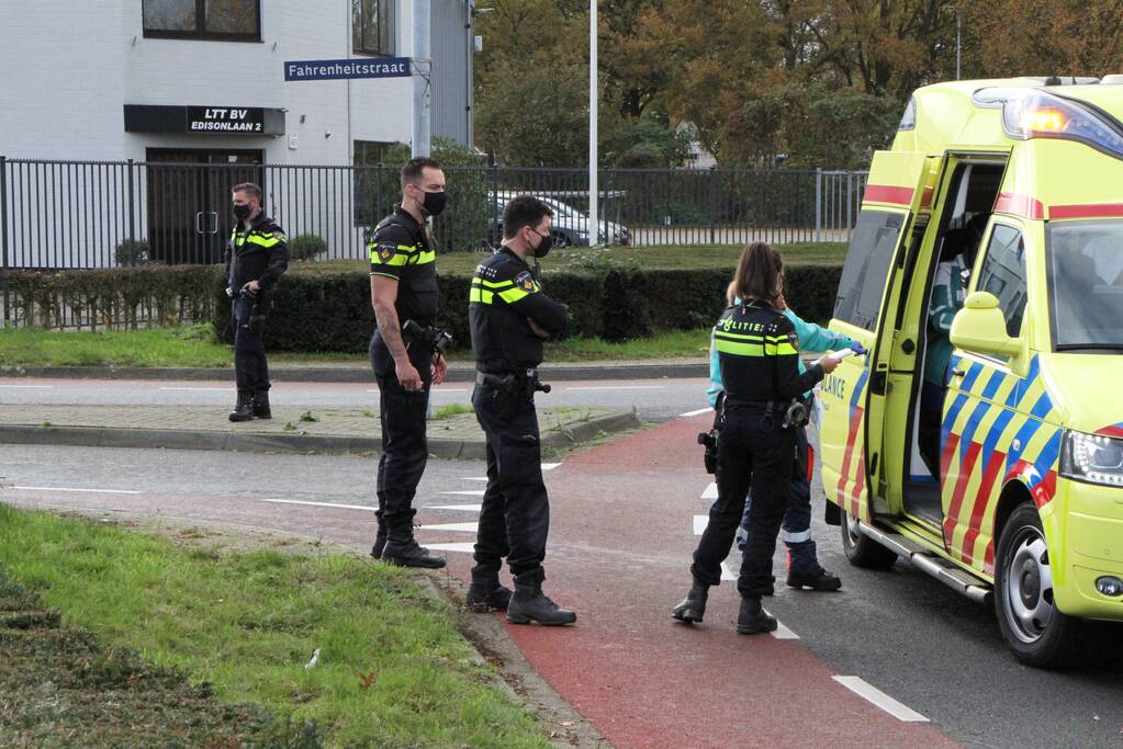 Fietser onderuit na botsing met auto
