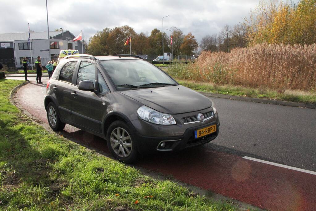 Fietser onderuit na botsing met auto