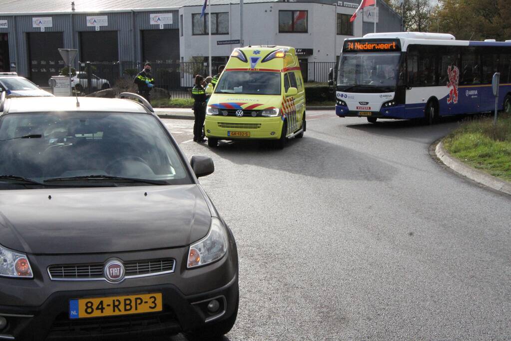 Fietser onderuit na botsing met auto