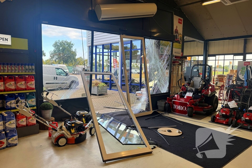 Ramkraak veroorzaakt schade aan winkel