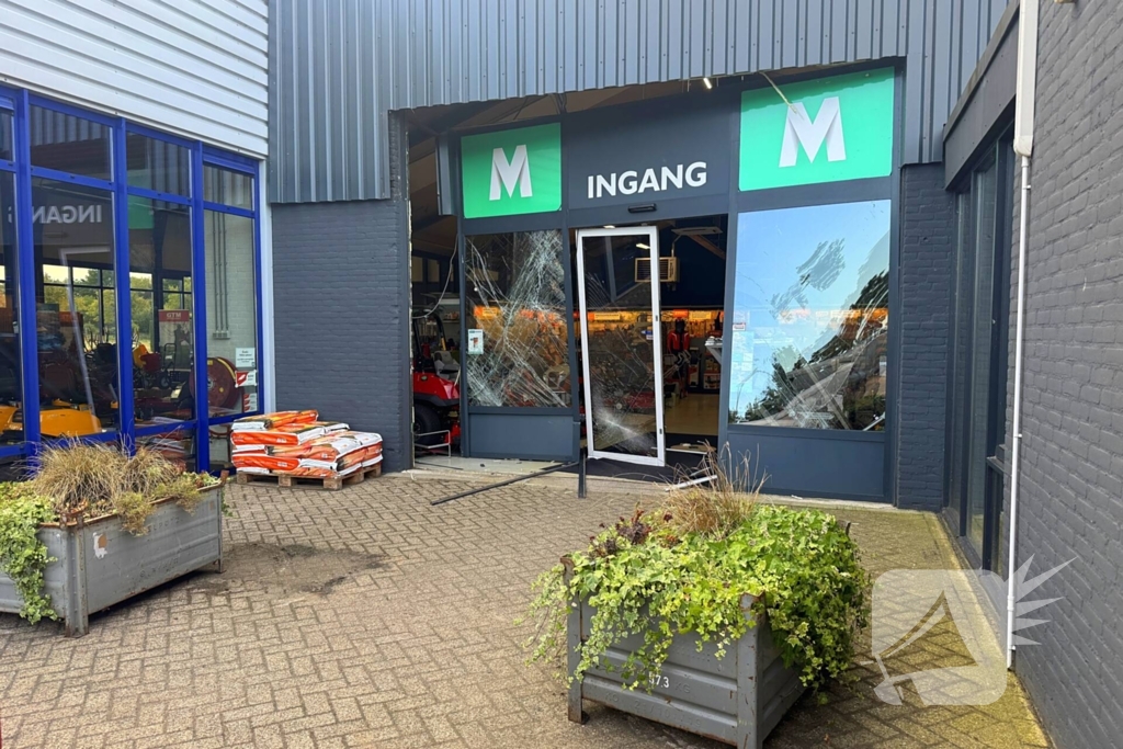 Ramkraak veroorzaakt schade aan winkel