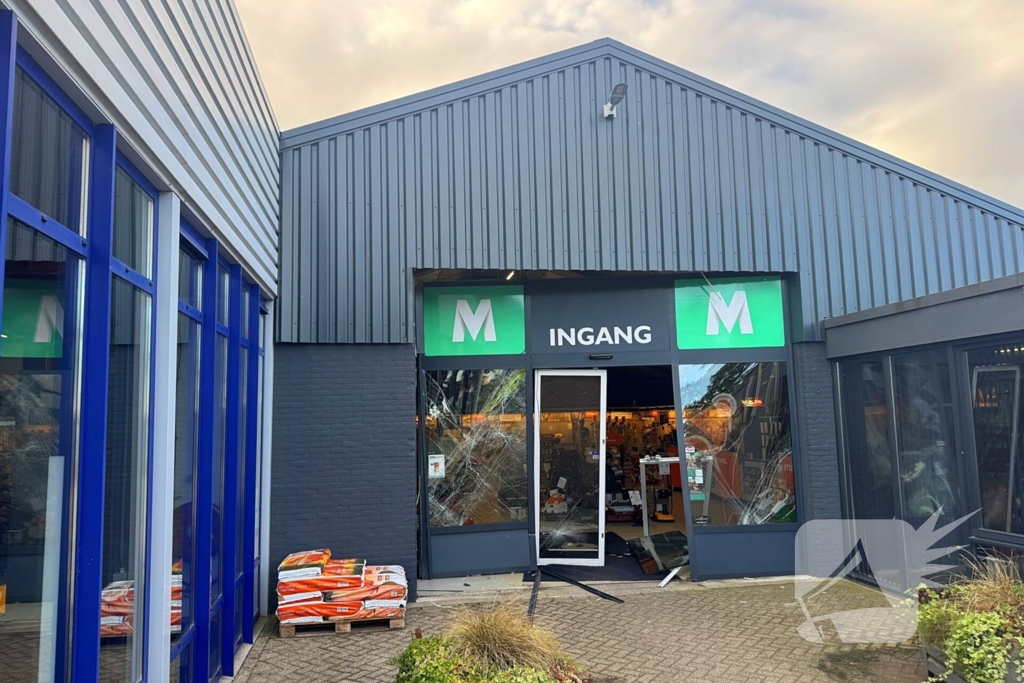 Ramkraak veroorzaakt schade aan winkel