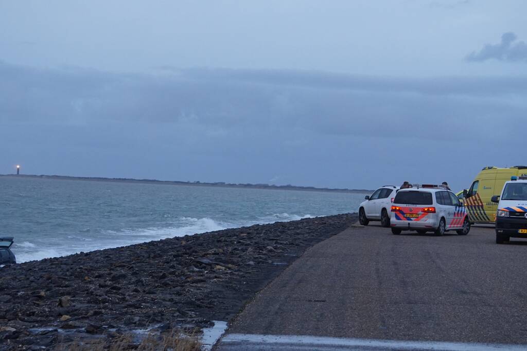 Auto rijdt van Brouwersdam het water in