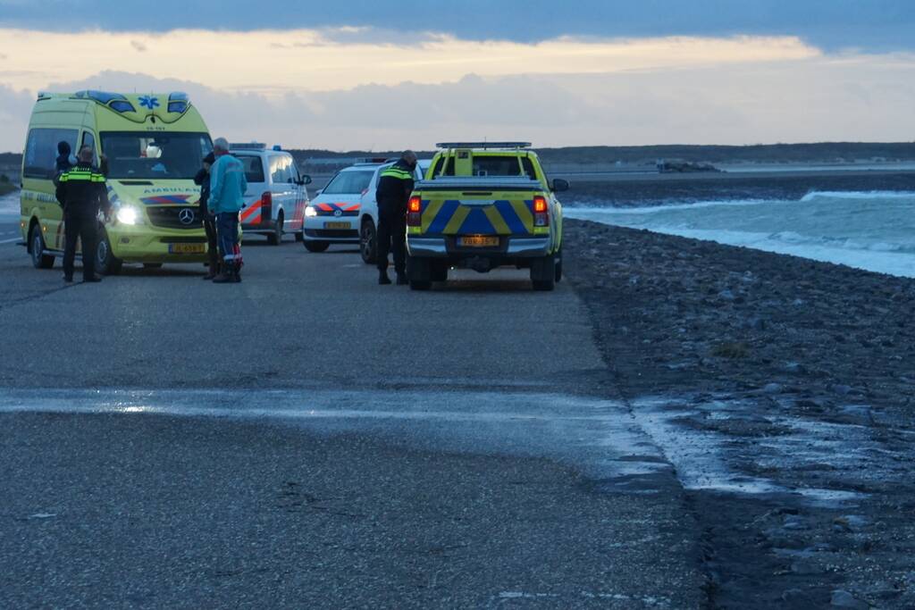 Auto rijdt van Brouwersdam het water in