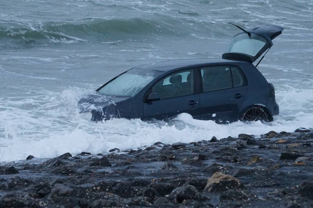 Auto rijdt van Brouwersdam het water in
