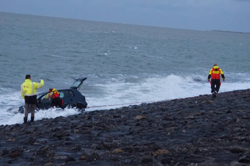 Auto rijdt van Brouwersdam het water in